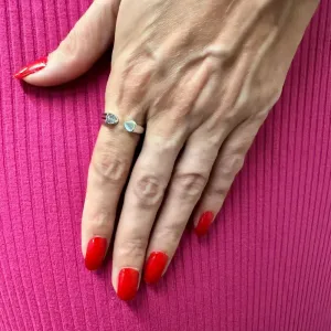 ANEL LISO E OUTRO COM ZIRCÔNIA CRAVAÇÃO INGLESA