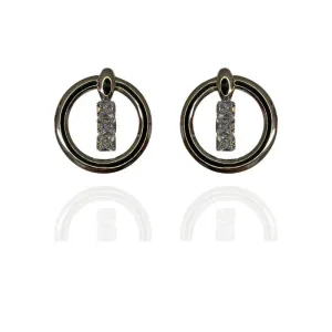 BRINCO GRANDE OVAL COM 3 ZIRCÔNIAS QUADRADAS