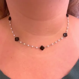 CHOKER PÉROLAS E TREVOS