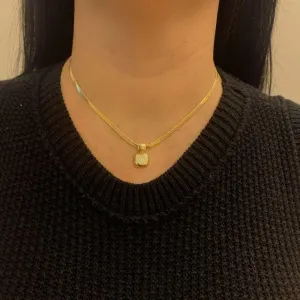 CHOKER FITA COM PINGENTE QUADRADO E CORAÇÃO CRAVEJADO