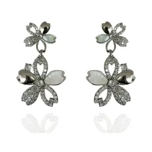 BRINCO FLOR CRAVEJADO E MADREPÉROLA