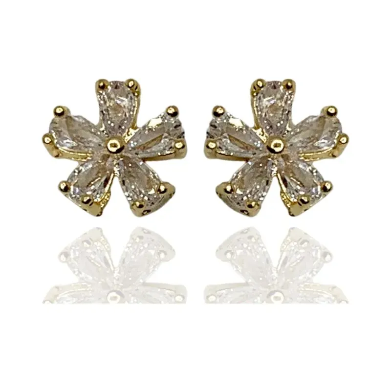 BRINCO FLOR PÉTALAS DE ZIRCÔNIA EM FORMATO DE GOTA