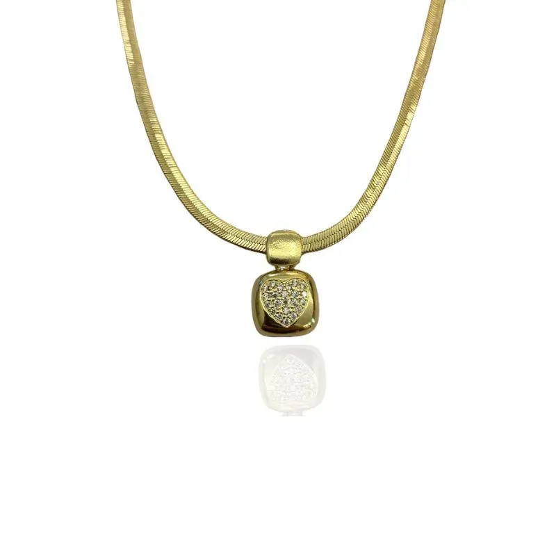 CHOKER FITA COM PINGENTE QUADRADO E CORAÇÃO CRAVEJADO