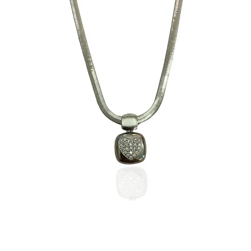 CHOKER FITA COM PINGENTE QUADRADO E CORAÇÃO CRAVEJADO