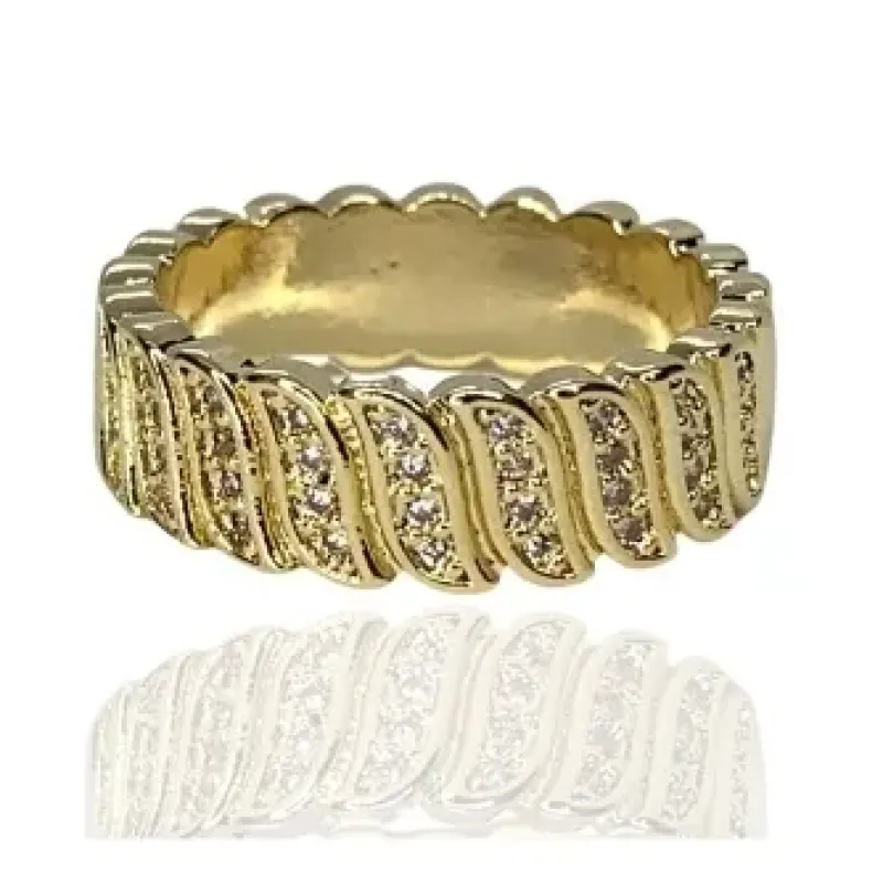 ANEL ALIANÇA GROSSA COM TEXTURA E CRAVAÇÃO NA METADE