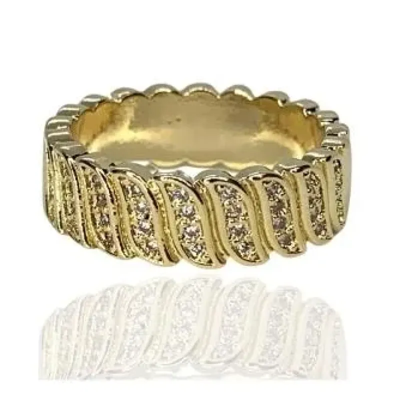 ANEL ALIANÇA GROSSA COM TEXTURA E CRAVAÇÃO NA METADE