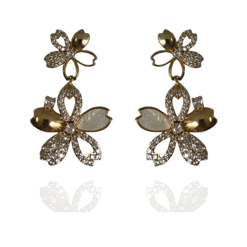 BRINCO FLOR CRAVEJADO E MADREPÉROLA