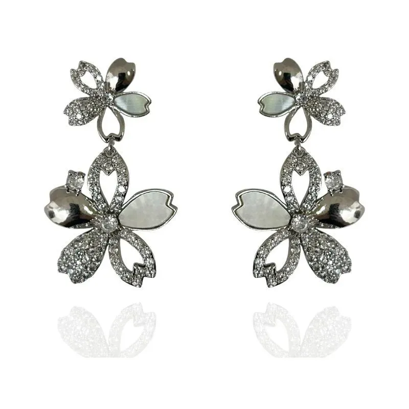 BRINCO FLOR CRAVEJADO E MADREPÉROLA