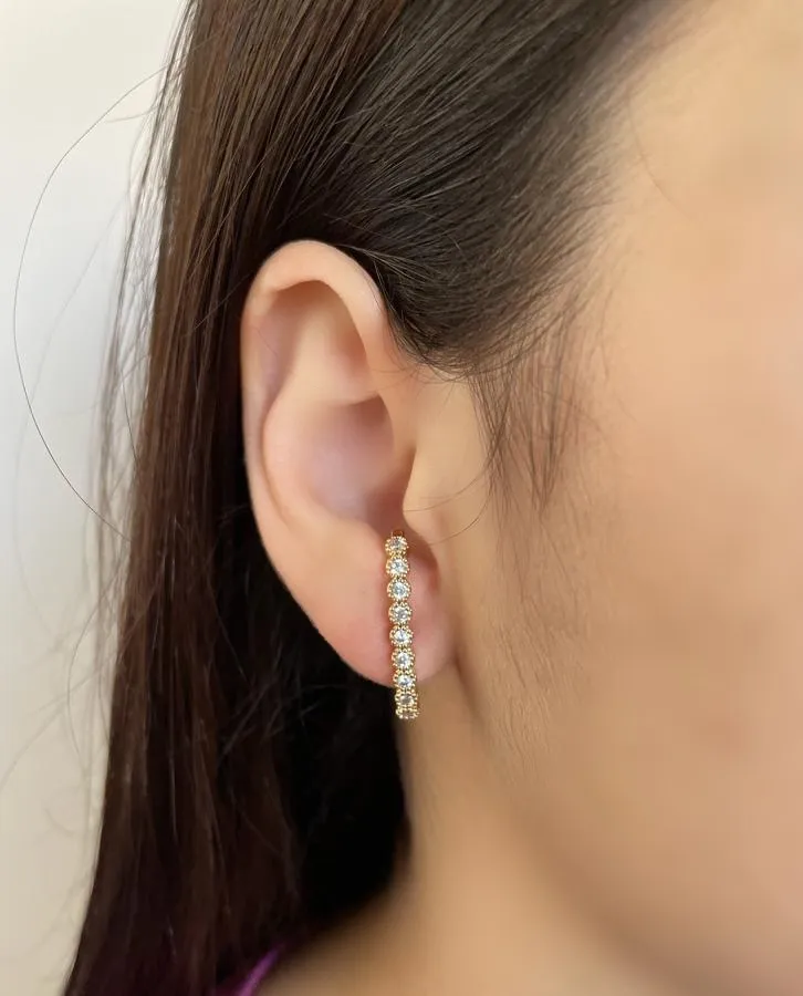 BRINCO EAR HOOK 9 ZIRCÔNIAS EMBUTIDAS
