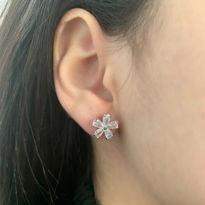 BRINCO FLOR PÉTALAS DE ZIRCÔNIA EM FORMATO DE GOTA