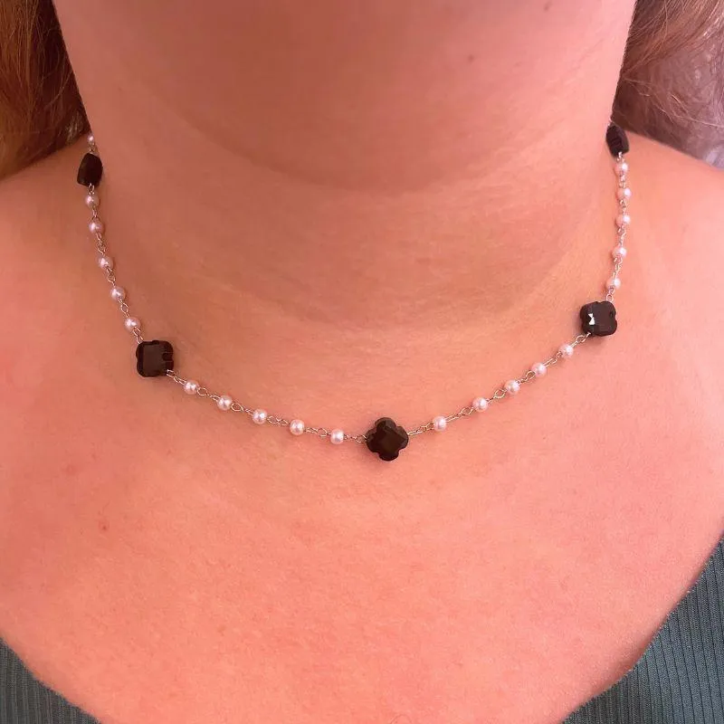 CHOKER PÉROLAS E TREVOS