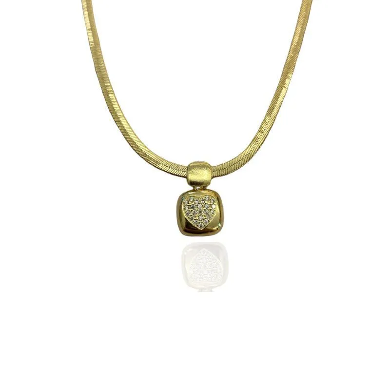 CHOKER FITA COM PINGENTE QUADRADO E CORAÇÃO CRAVEJADO