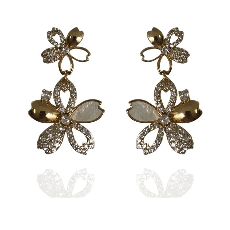 BRINCO FLOR CRAVEJADO E MADREPÉROLA