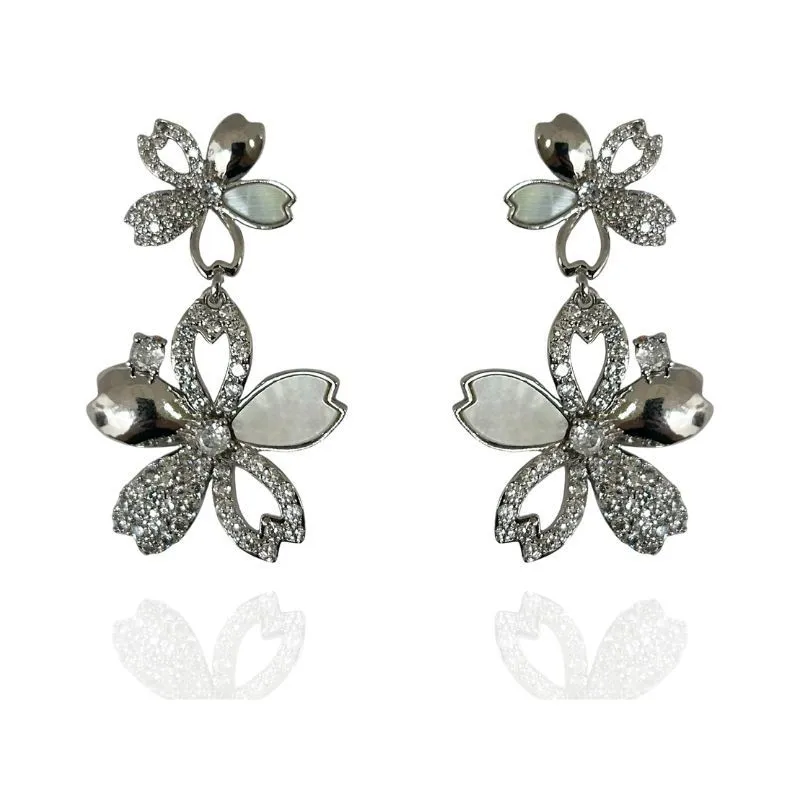 BRINCO FLOR CRAVEJADO E MADREPÉROLA